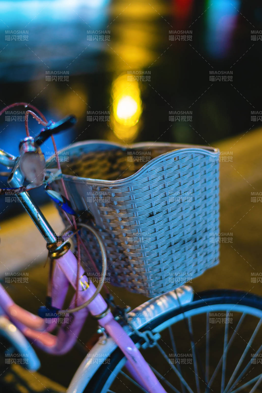 夜色中的粉色自行车图片