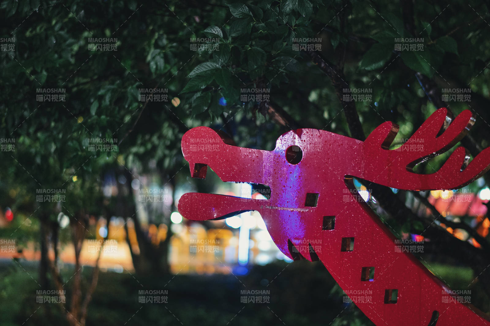 夜色中的红色鹿形装饰图片