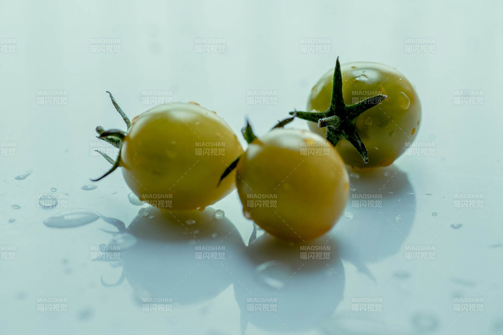 三颗黄色小番茄图片