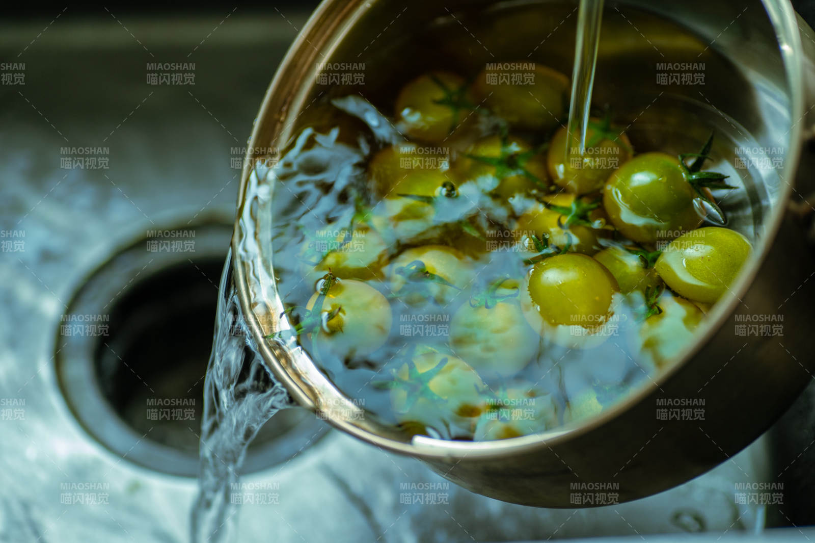 清洗小番茄图片