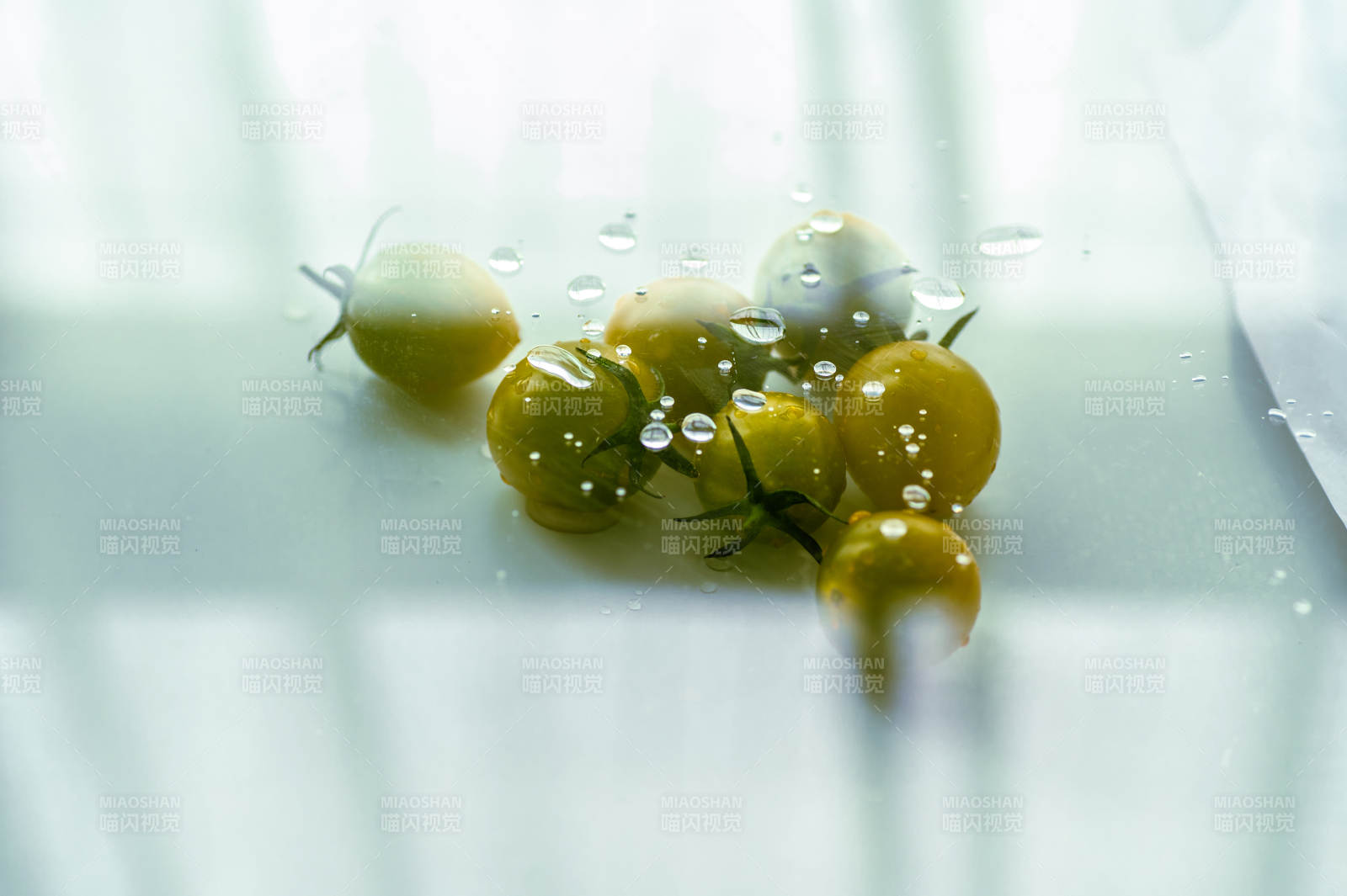 水中的小番茄图片