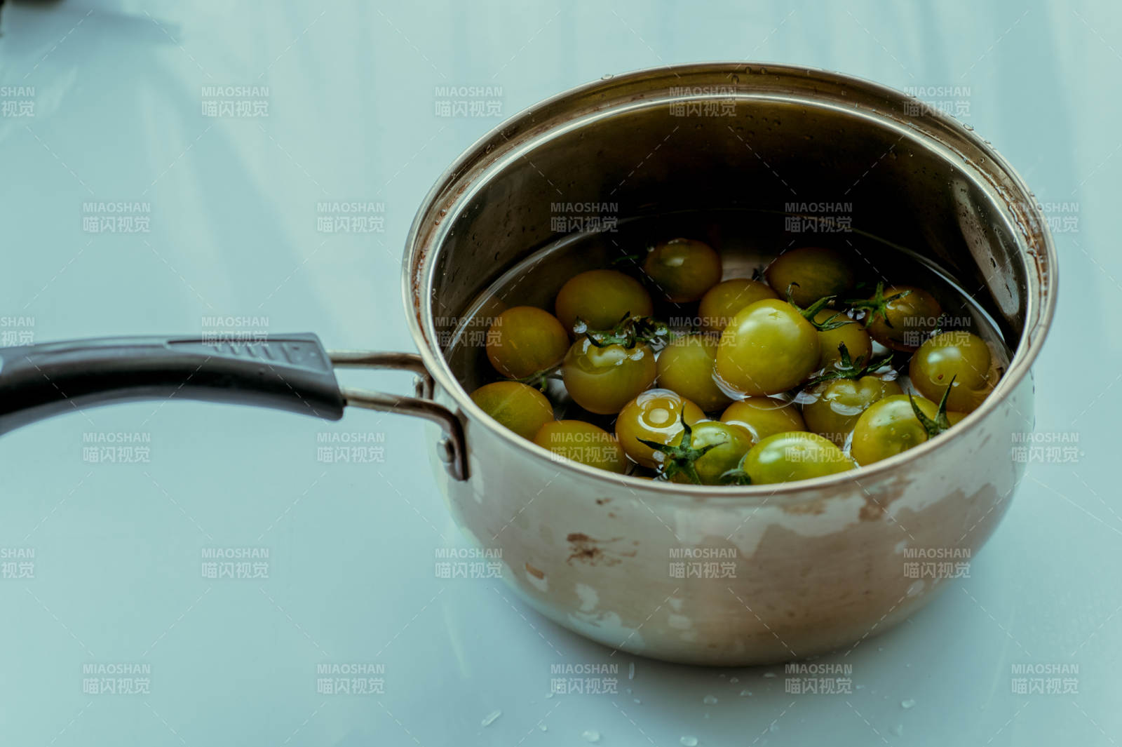 小番茄煮水锅中泡图片