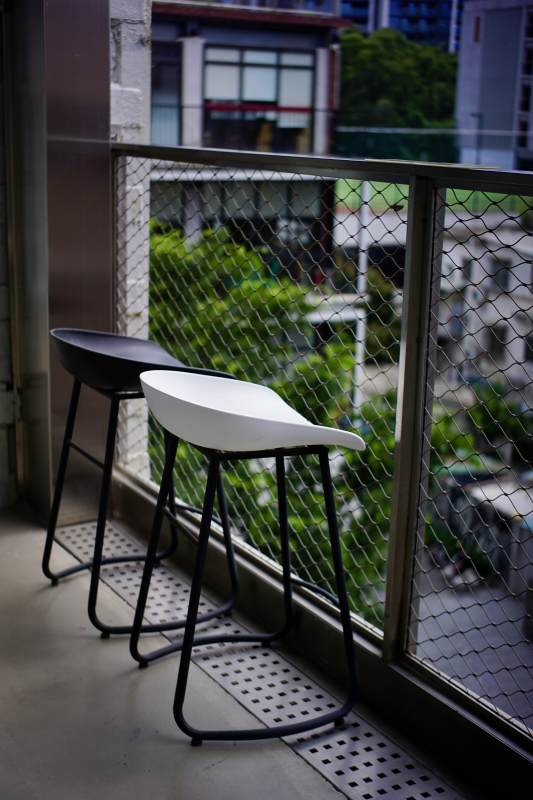 阳台上的现代简约凳子图片