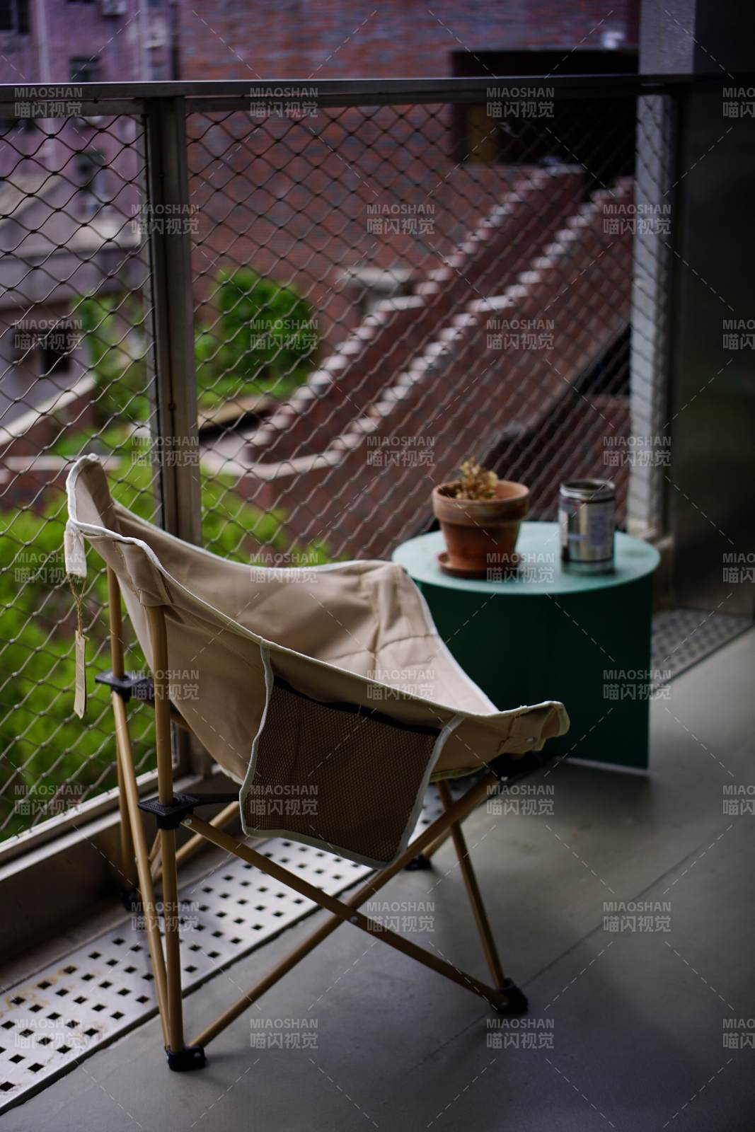 阳台上的悠闲时光图片