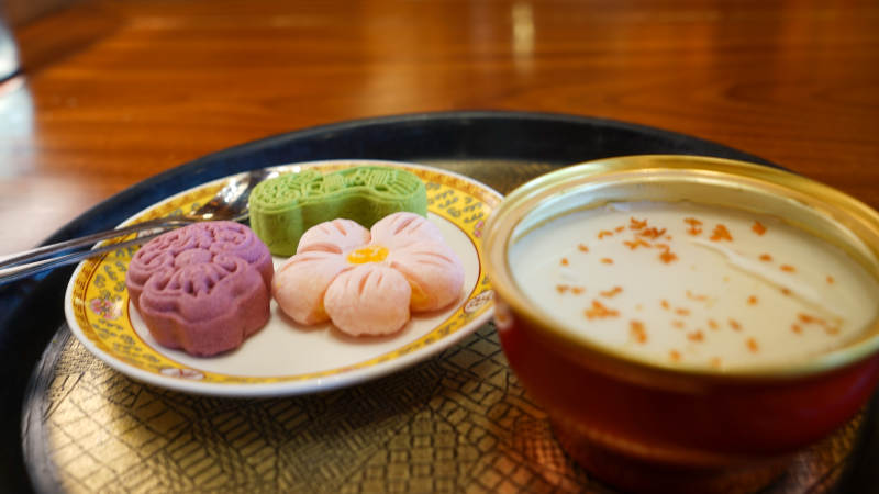 中式甜点与奶茶组合图片