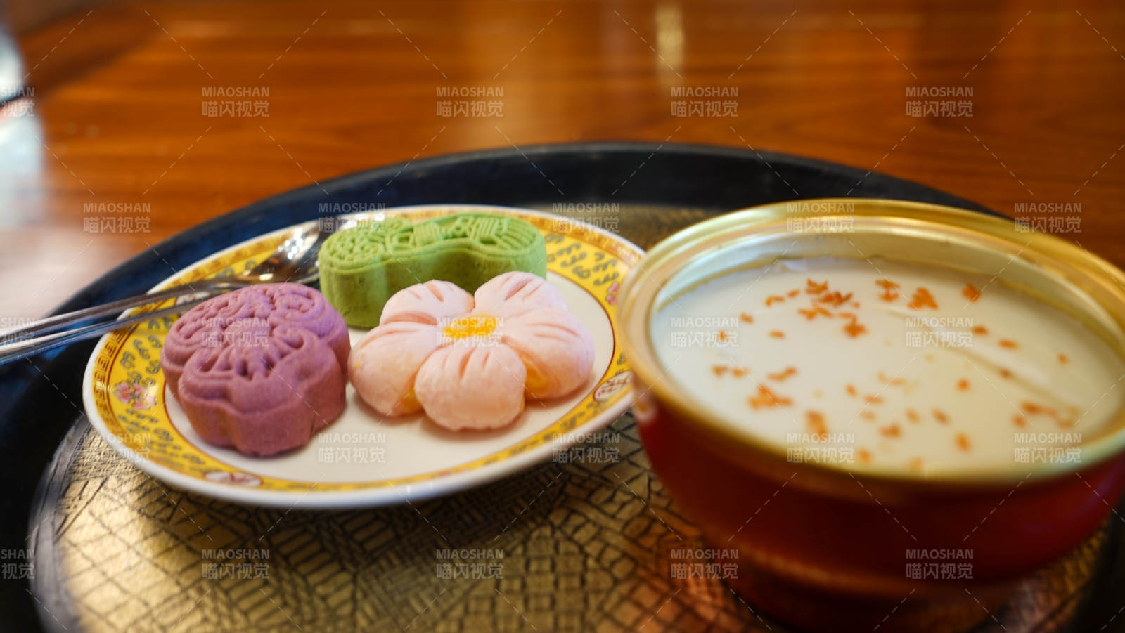 中式甜点与奶茶组合图片