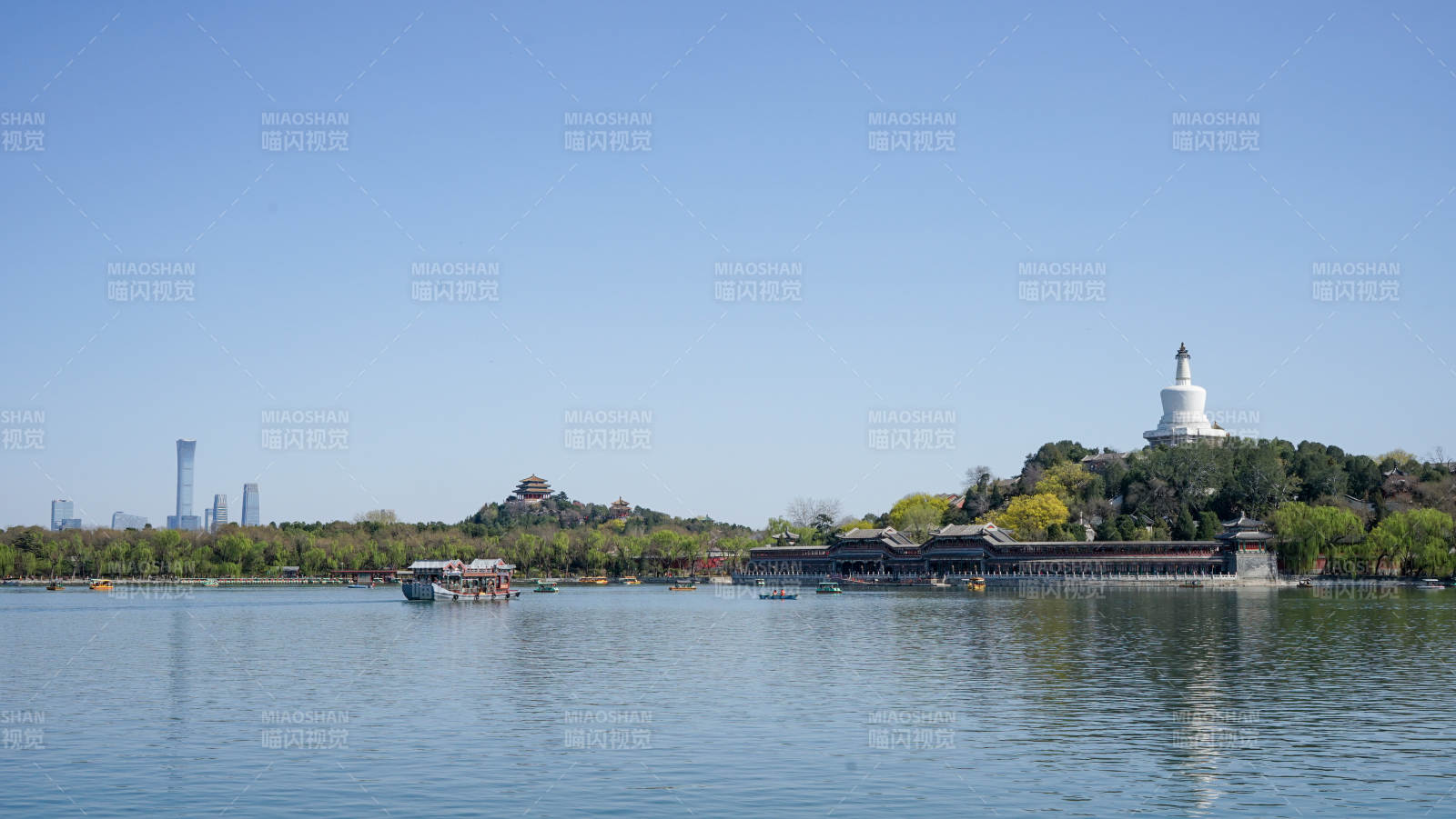 北海公园白塔湖景与中国尊同框图片