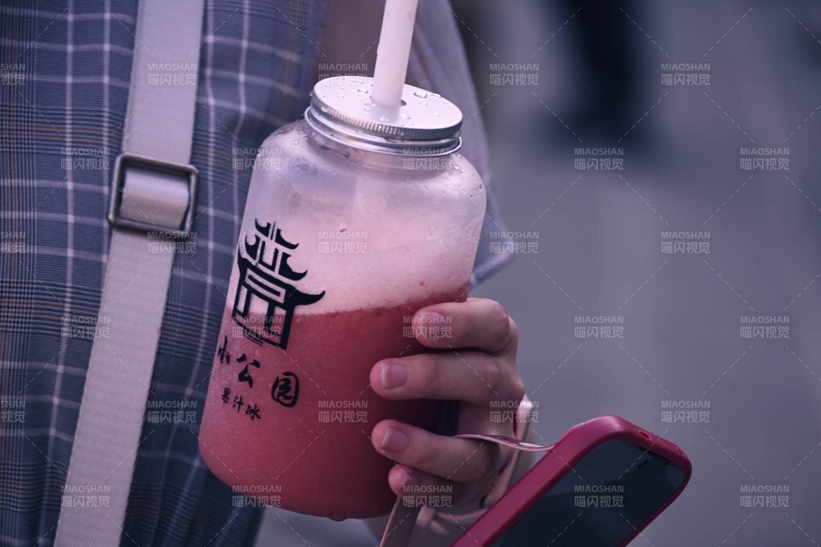 手握奶茶 手机相伴图片