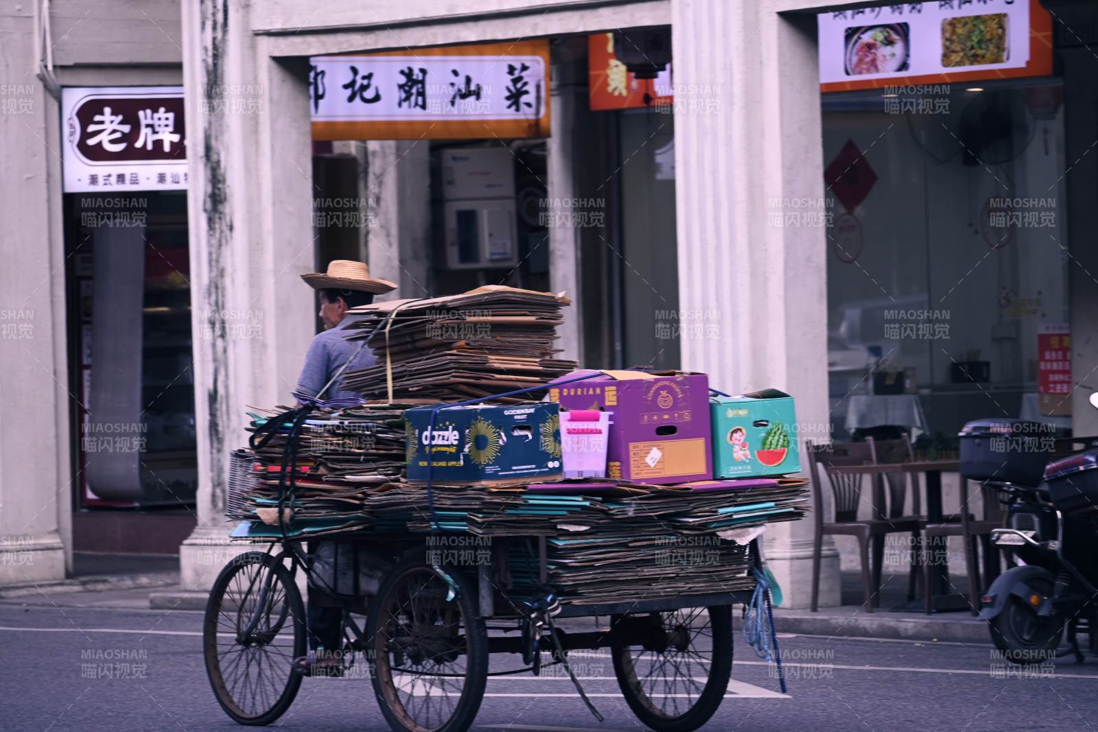 街头三轮车满载货物图片