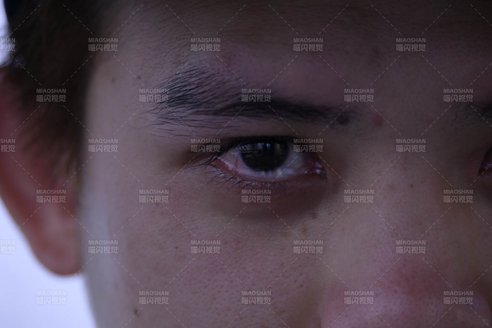 少年的眼眸特写图片