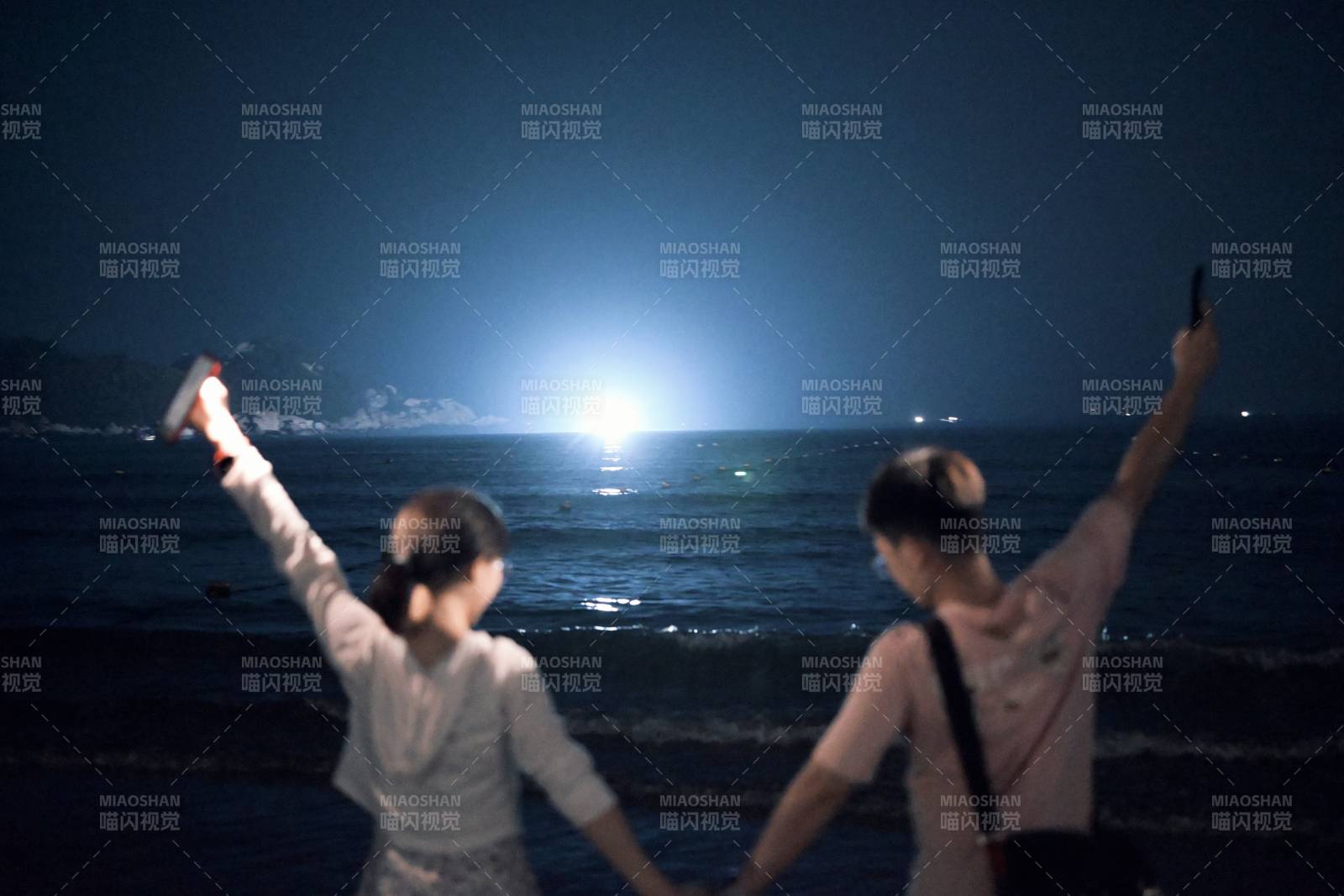 夜海边的两人自拍时光图片
