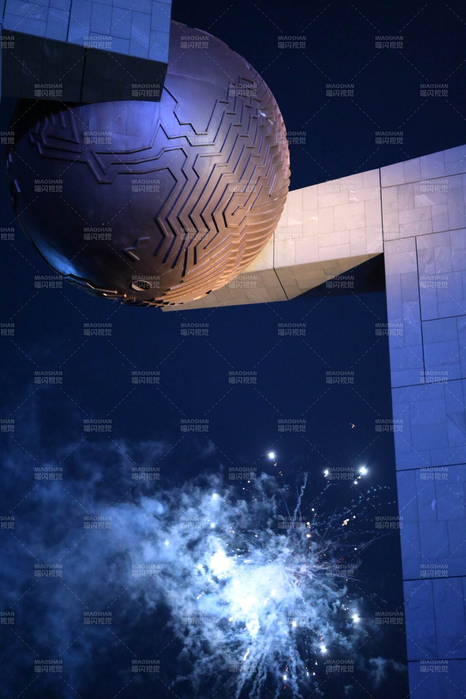 夜空下的建筑与烟花同在图片