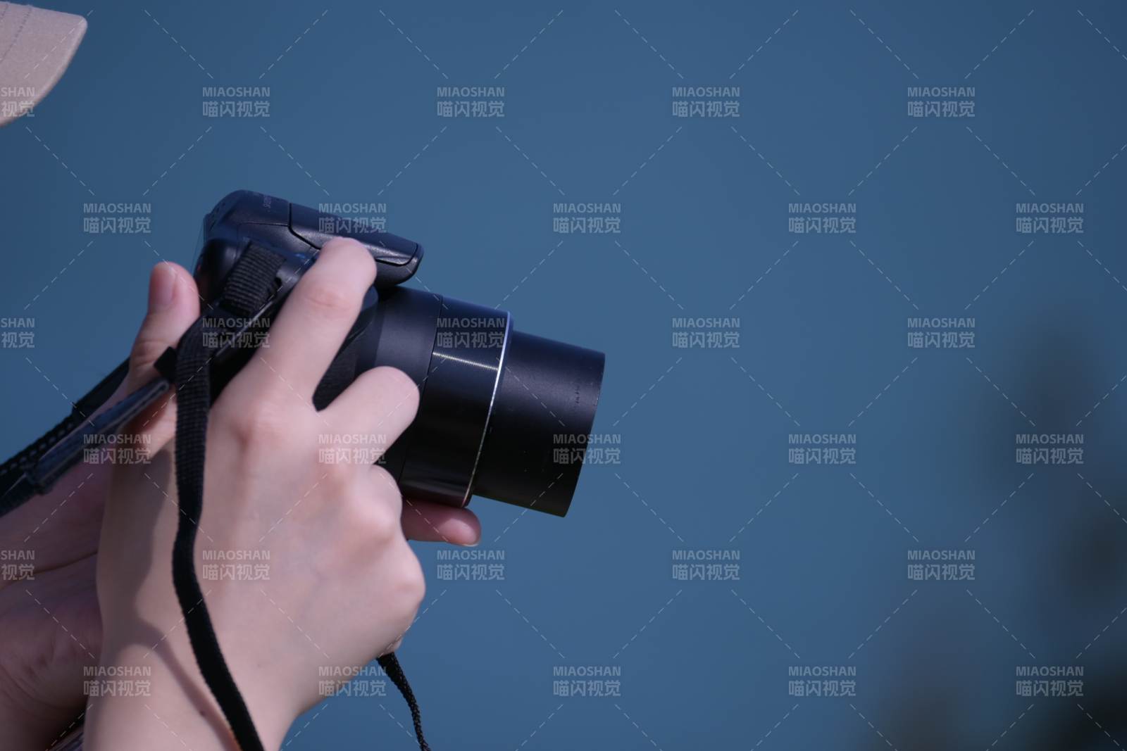 手持相机拍摄瞬间图片