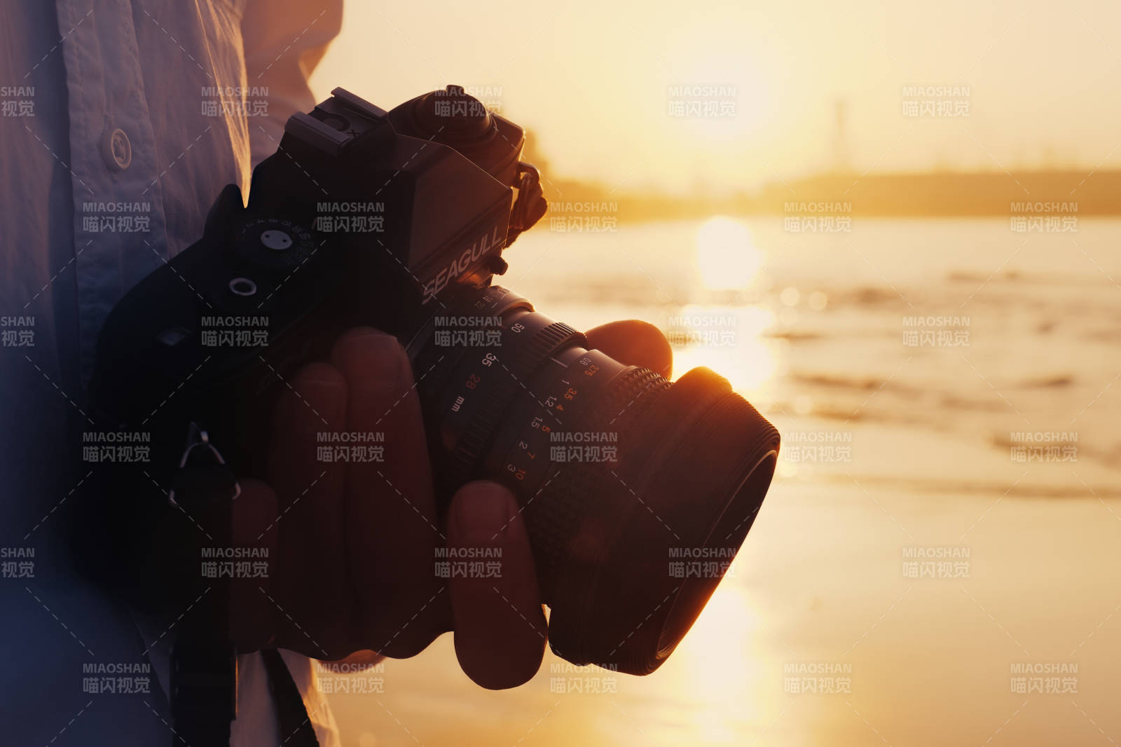 夕阳下的摄影瞬间图片