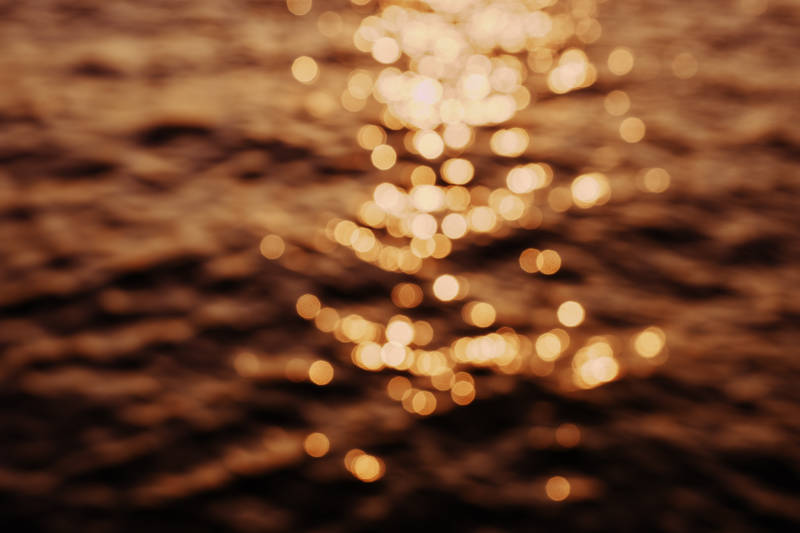 金色波光粼粼的水面图片