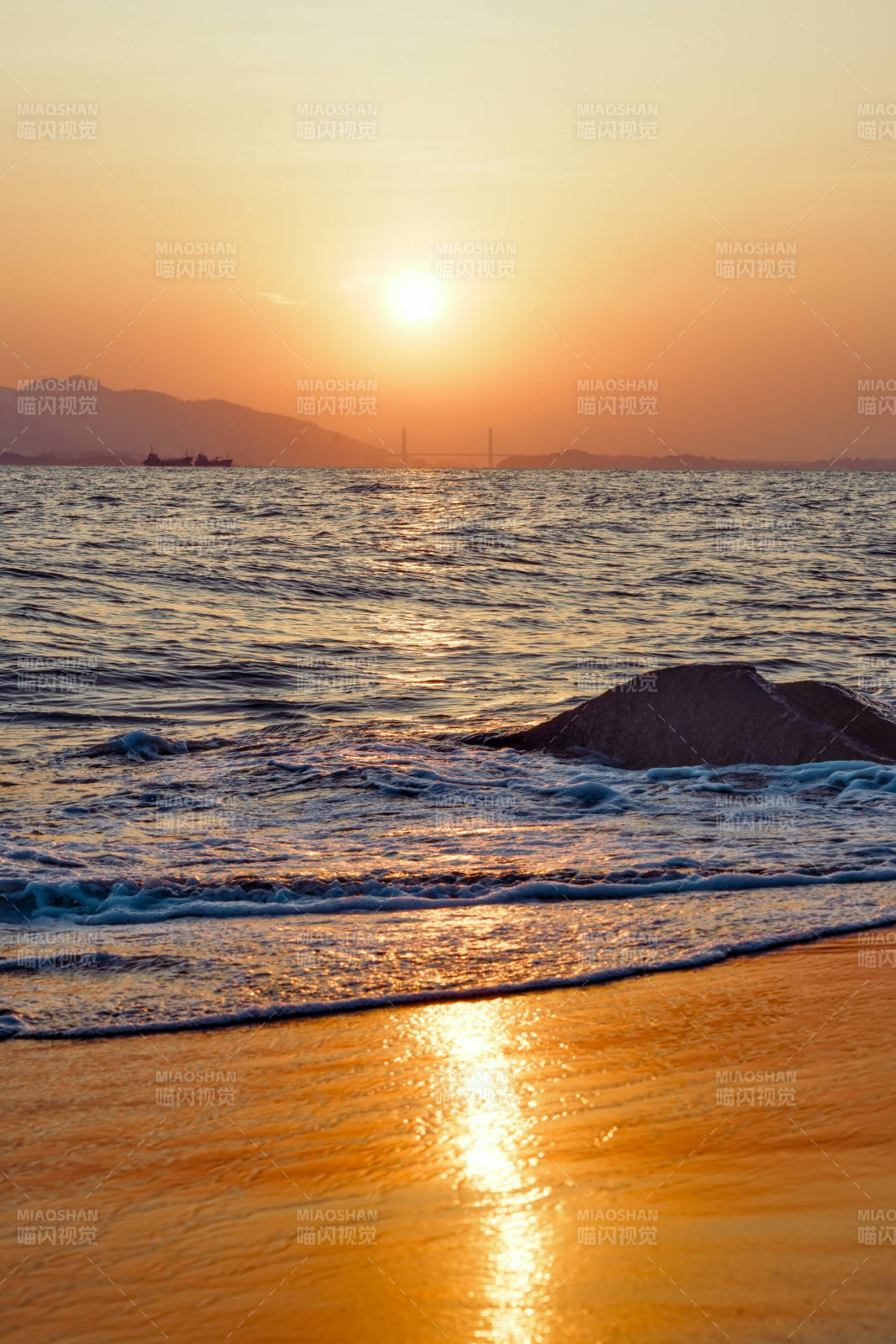 夕阳海滩 波光粼粼图片