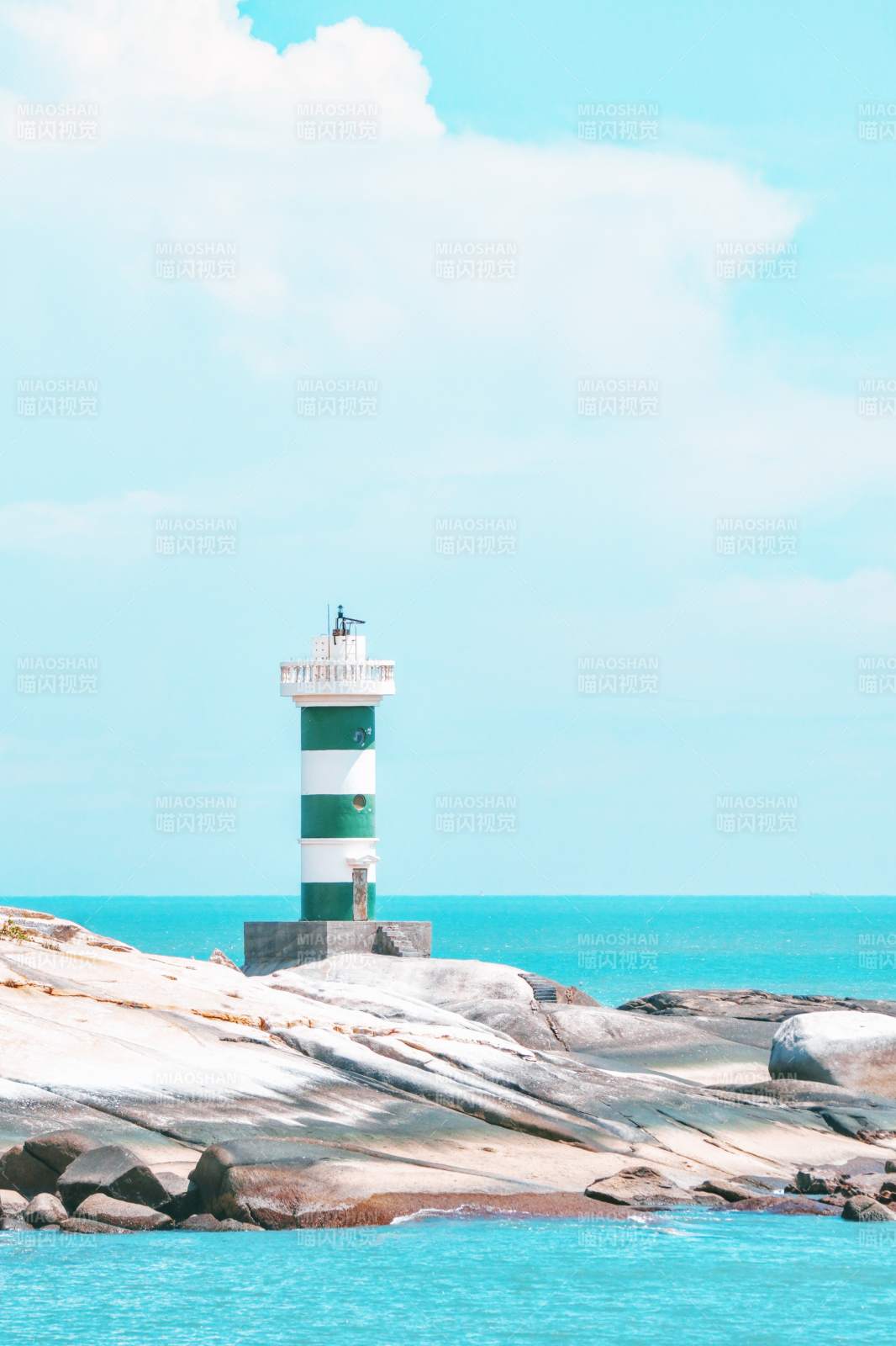 海边绿白灯塔风景图片