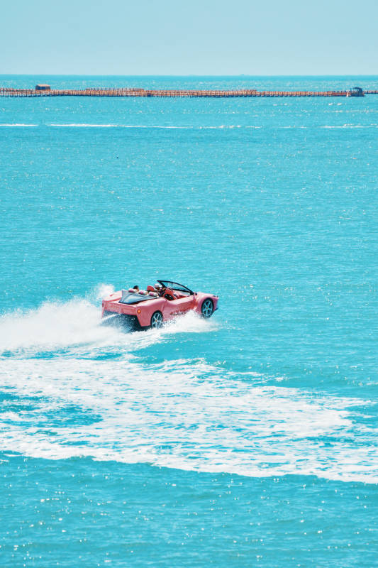 海上红色跑车疾驰图片