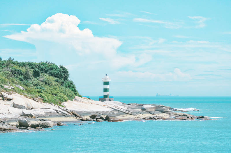 东山岛海边灯塔与碧海蓝天图片