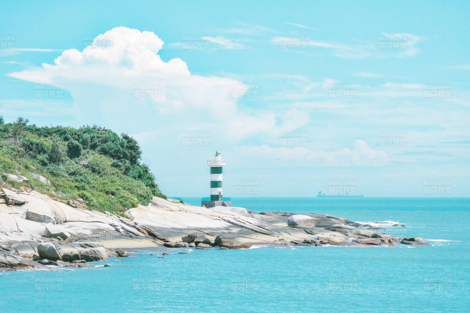 东山岛海边灯塔与碧海蓝天图片