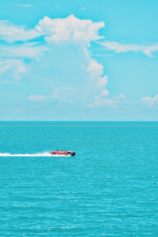 海上疾驰的红色跑车图片