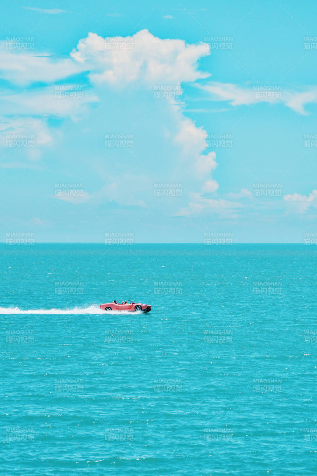 海上疾驰的红色跑车图片