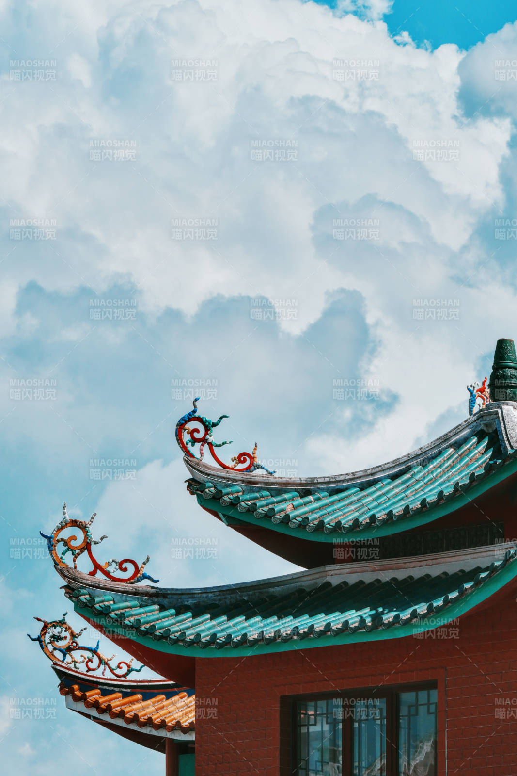 古建筑飞檐与蓝天白云图片