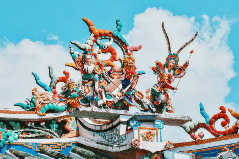 色彩斑斓的屋顶雕塑图片