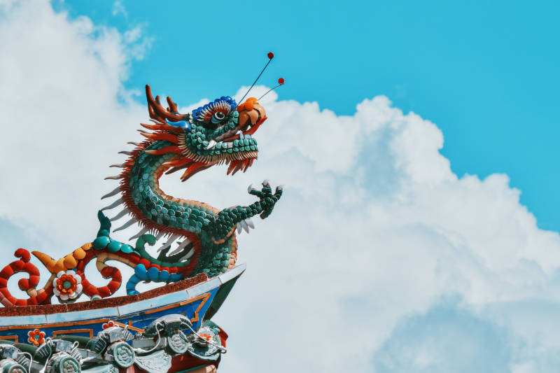 飞龙在天 祥云相伴图片