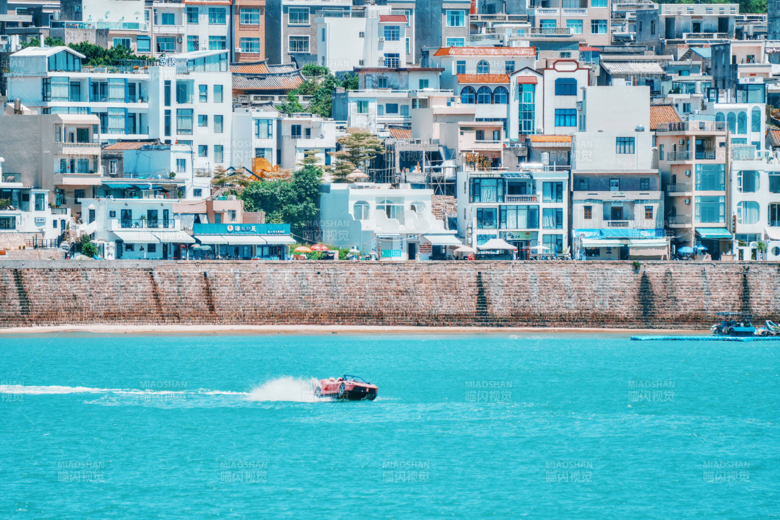 海边城市与快艇图片
