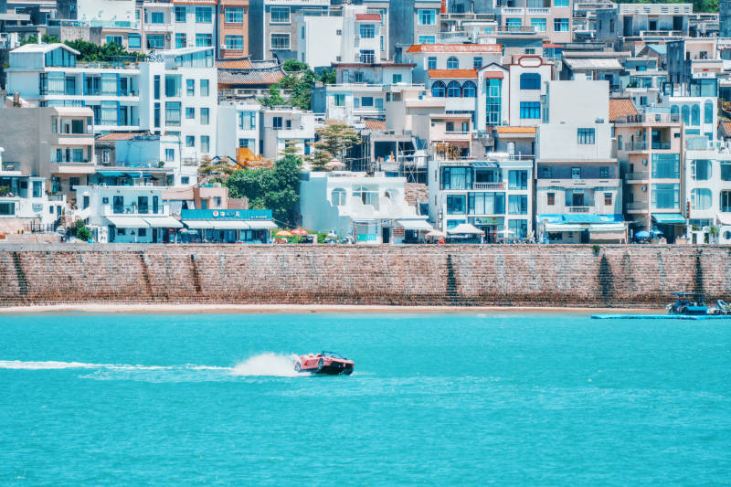 海边城市与快艇图片