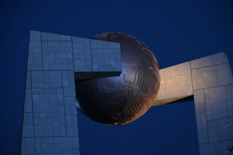 南澳现代建筑与球形雕塑夜景图片