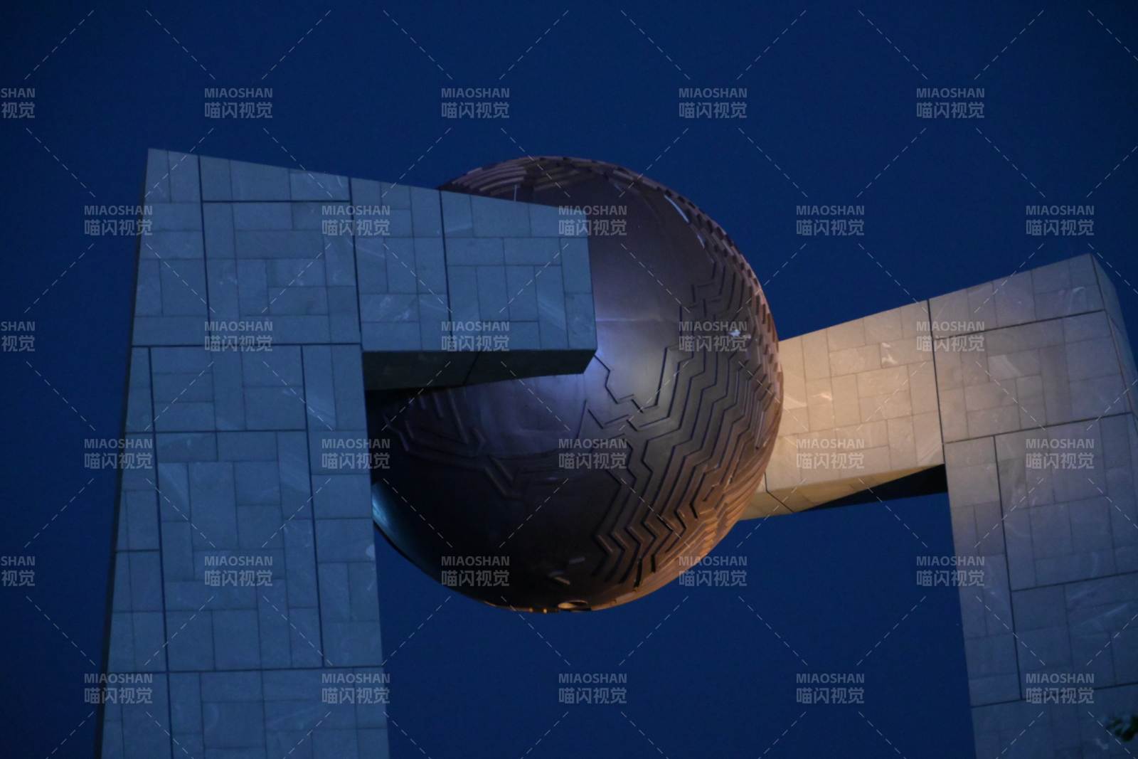 南澳现代建筑与球形雕塑夜景图片