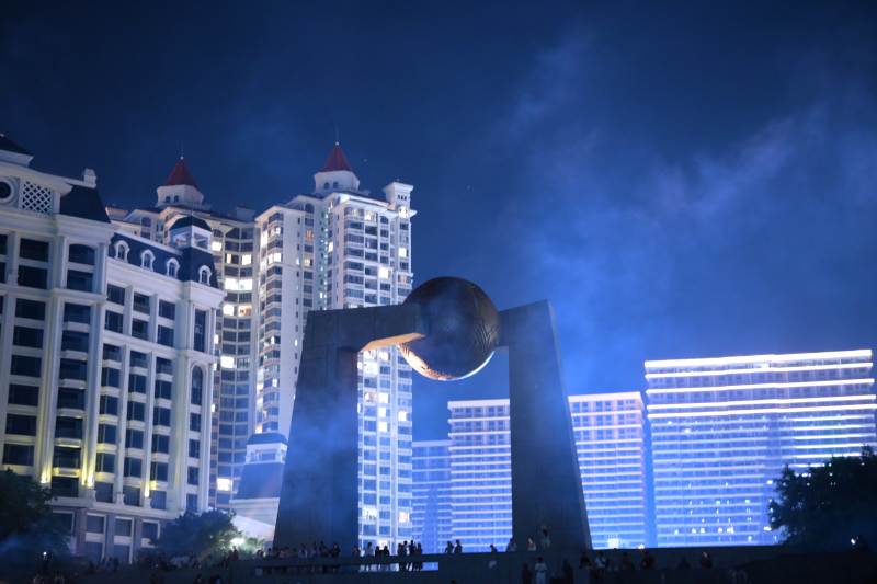 夜幕下的南澳雕塑与灯光图片