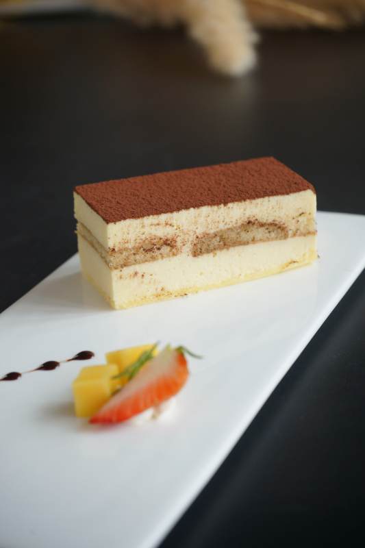 提拉米苏与水果点缀图片