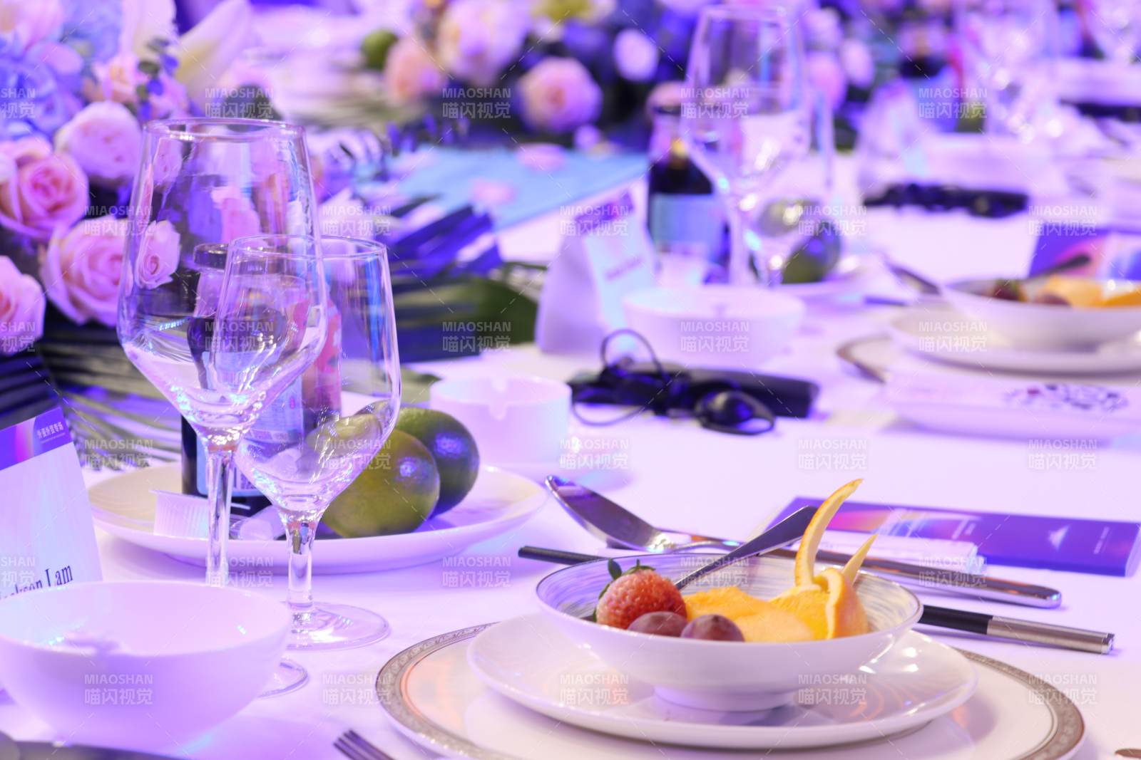 精致餐桌布置与美食展示图片