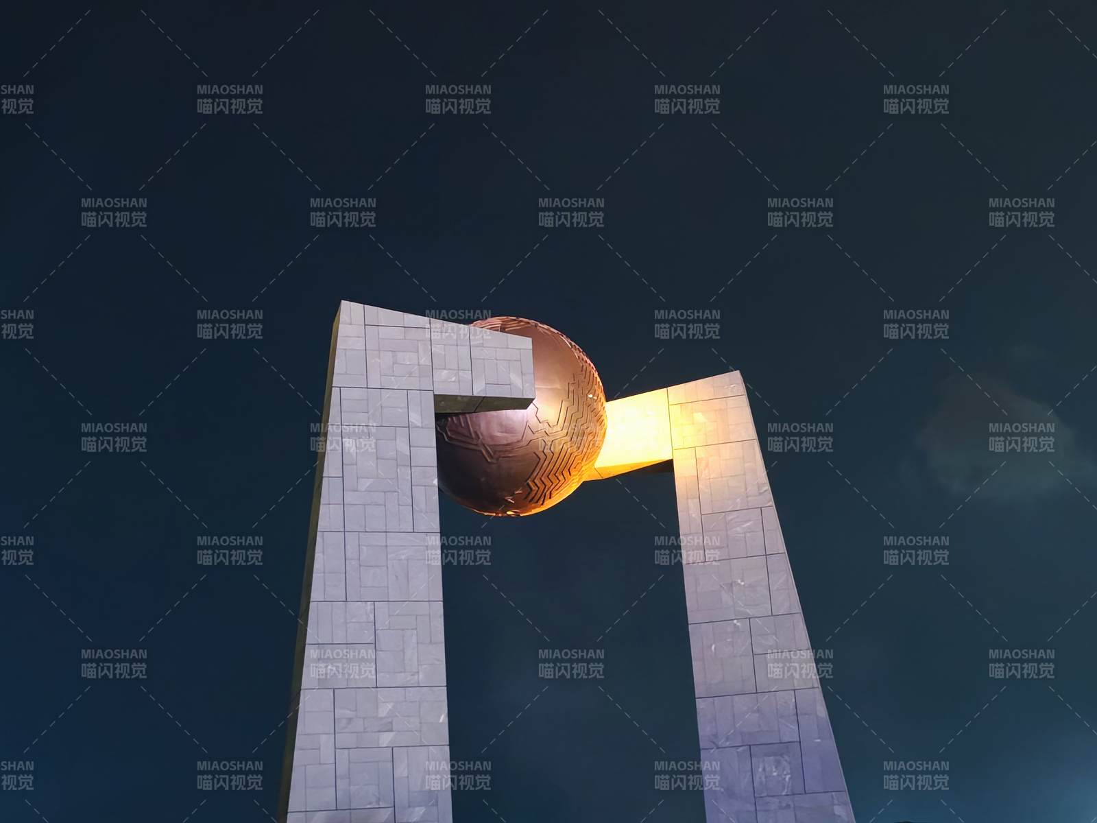 夜幕下的金色球体雕塑图片