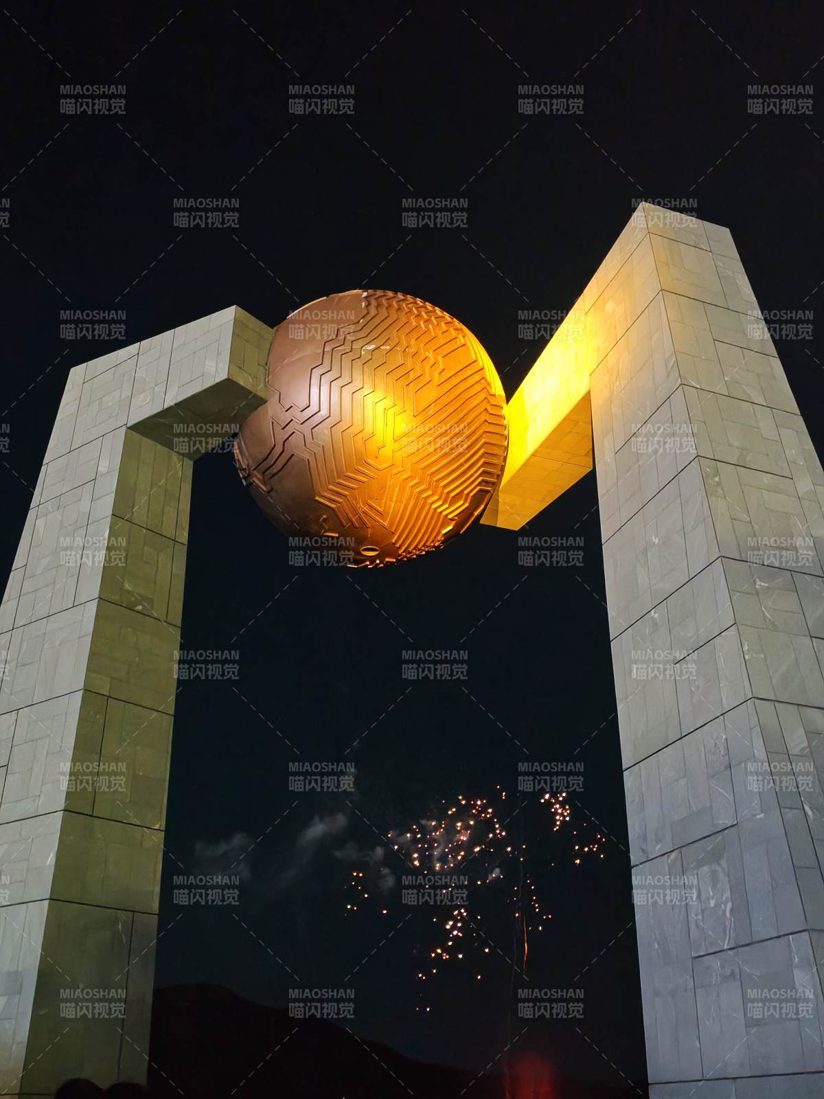 夜幕下的金色球体雕塑图片