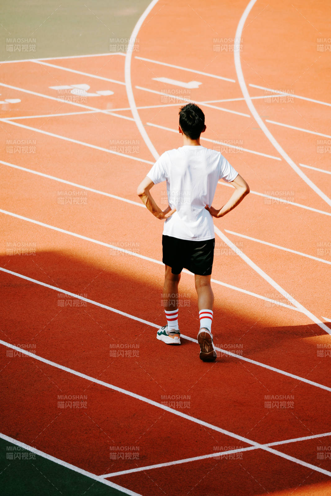 跑道上的思考者图片