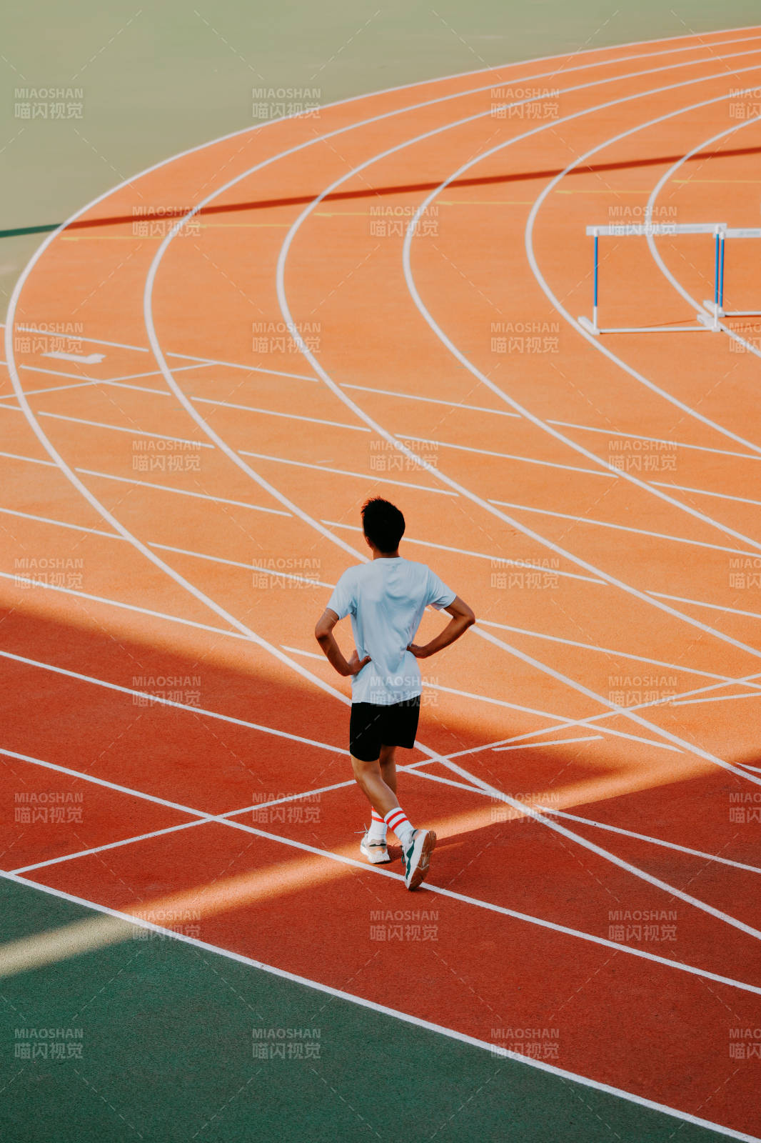 跑道上的孤独奔跑者图片