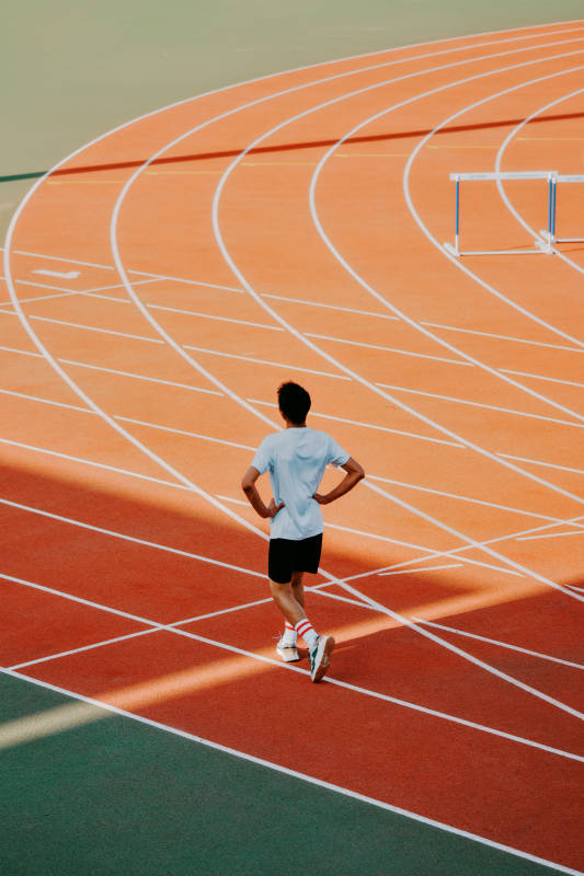跑道上的孤独奔跑者图片