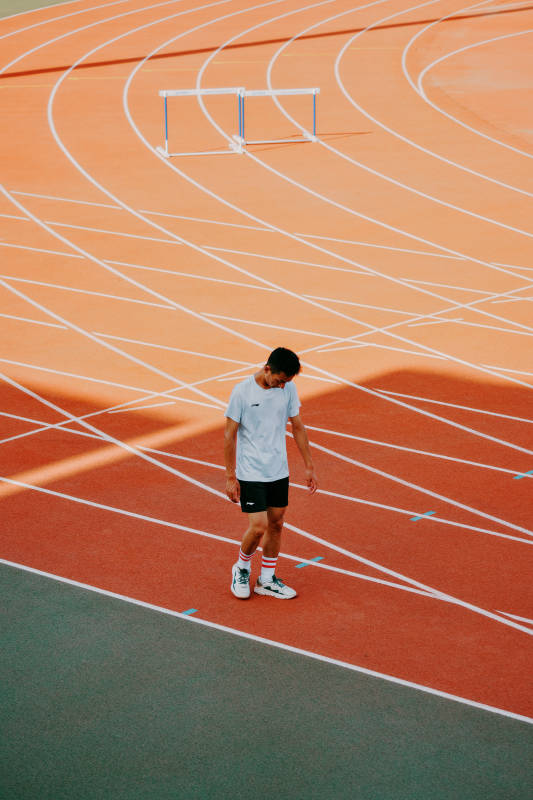 跑道上的孤独身影图片