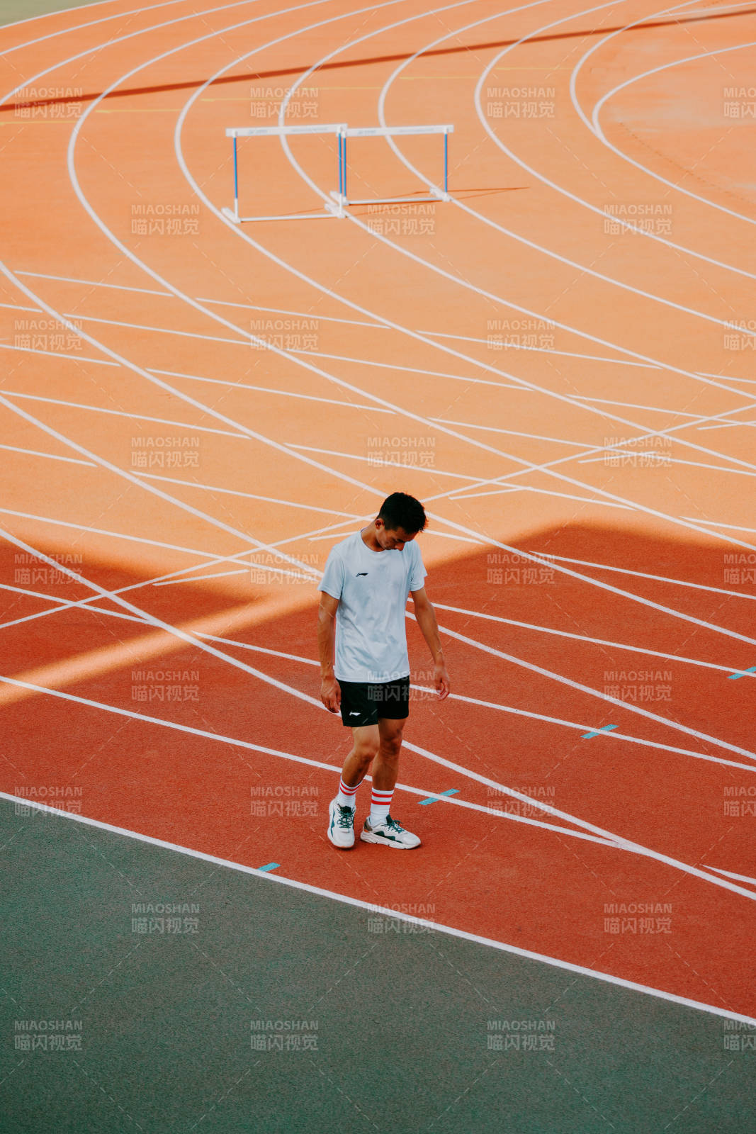 跑道上的孤独身影图片