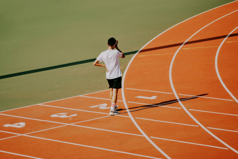 跑道上的奔跑者图片