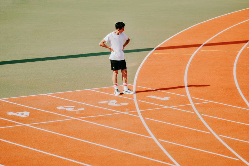 跑道上的思考者图片