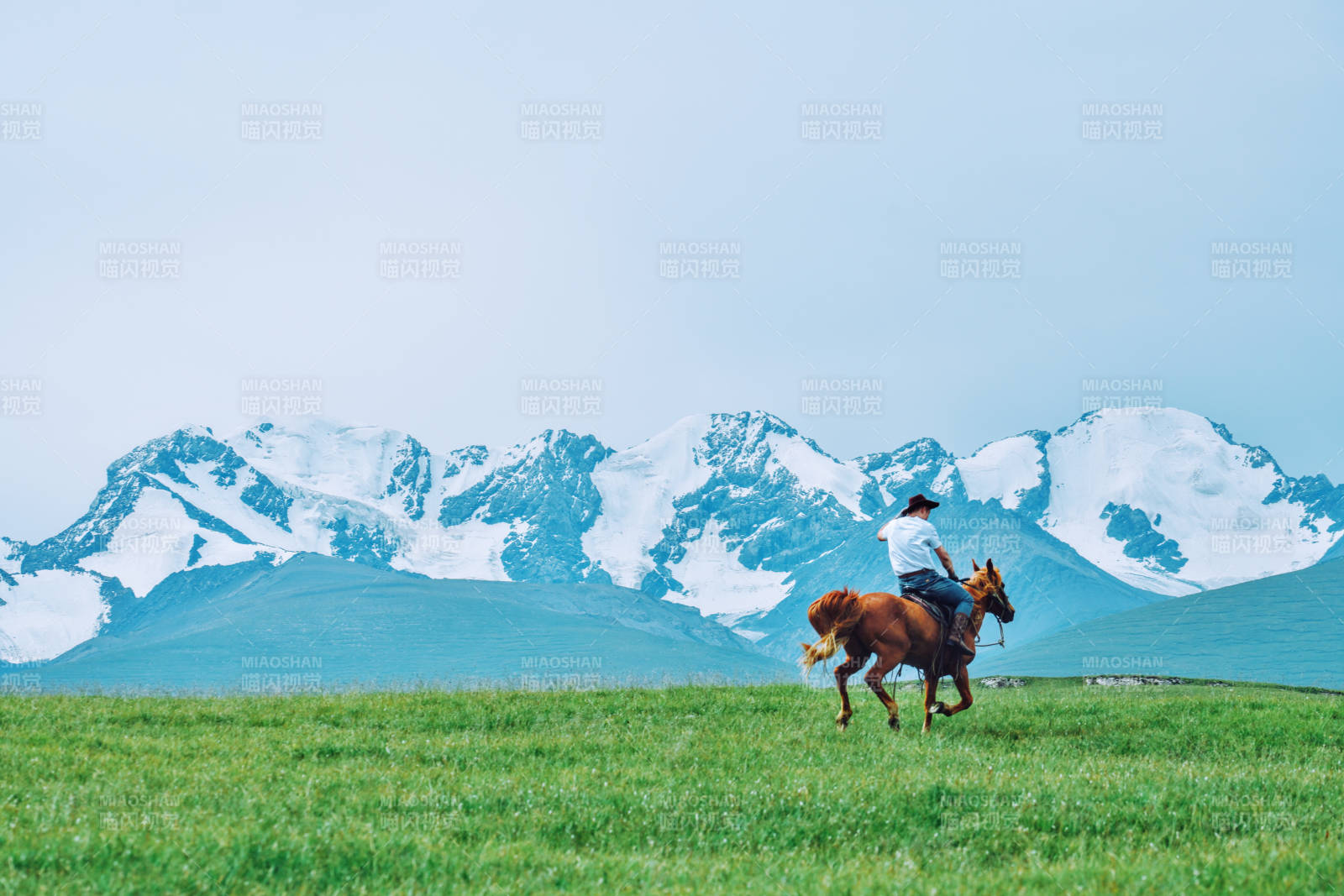 雪山草原骑马人图片