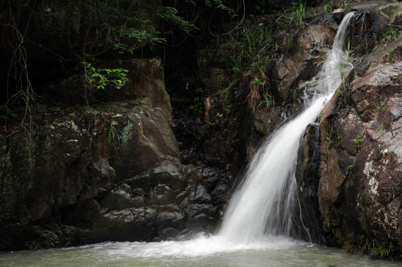山涧小瀑布图片