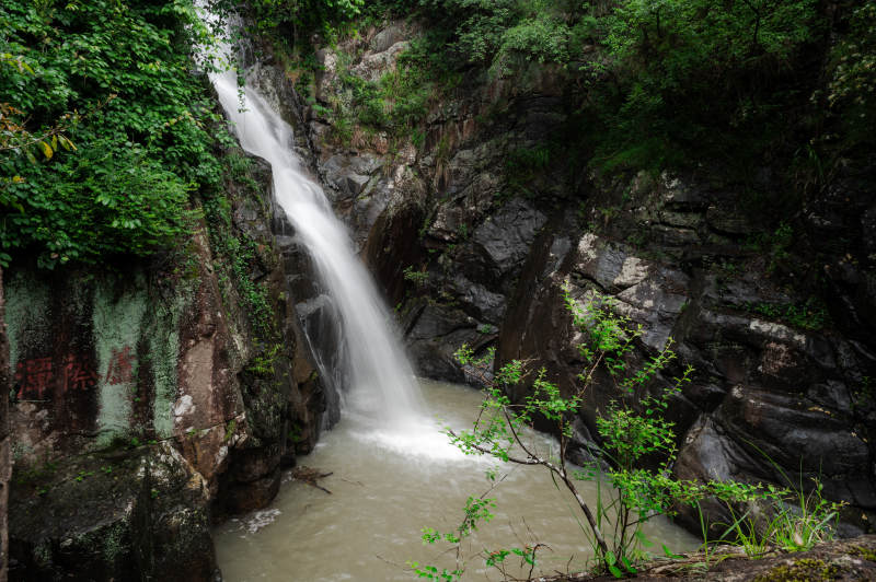 山涧瀑布 绿意盎然图片