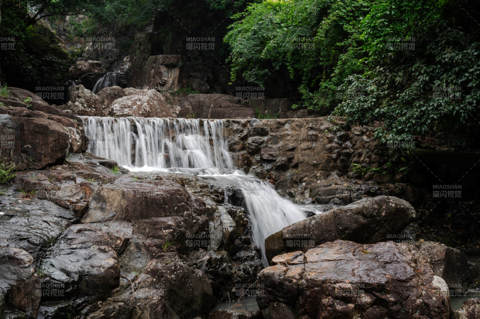 山间小瀑布 清幽自然景图片