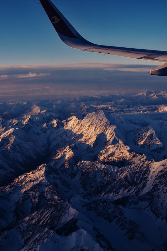 高空俯瞰日照金山图片